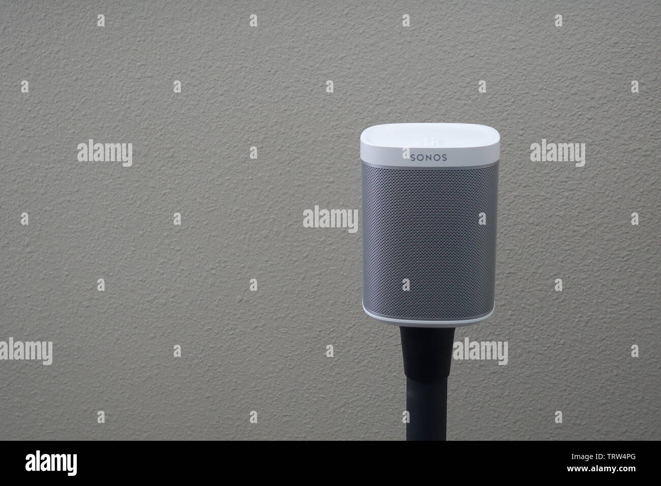 Sonos one speaker hi-res stock photography and images - Alamy