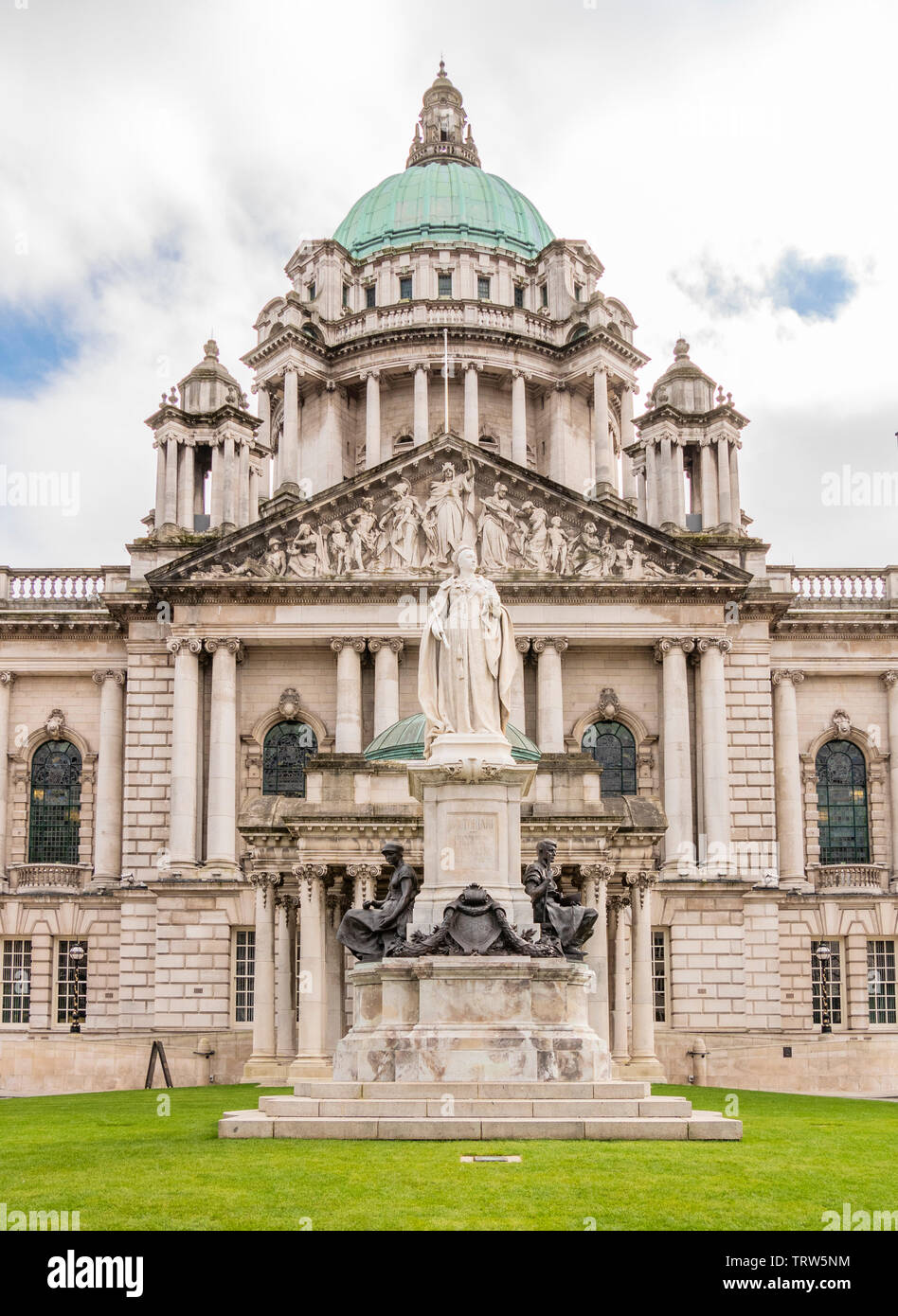 Statue of Queen Victoria in front of Belfast City Hall Stock Photo Alamy