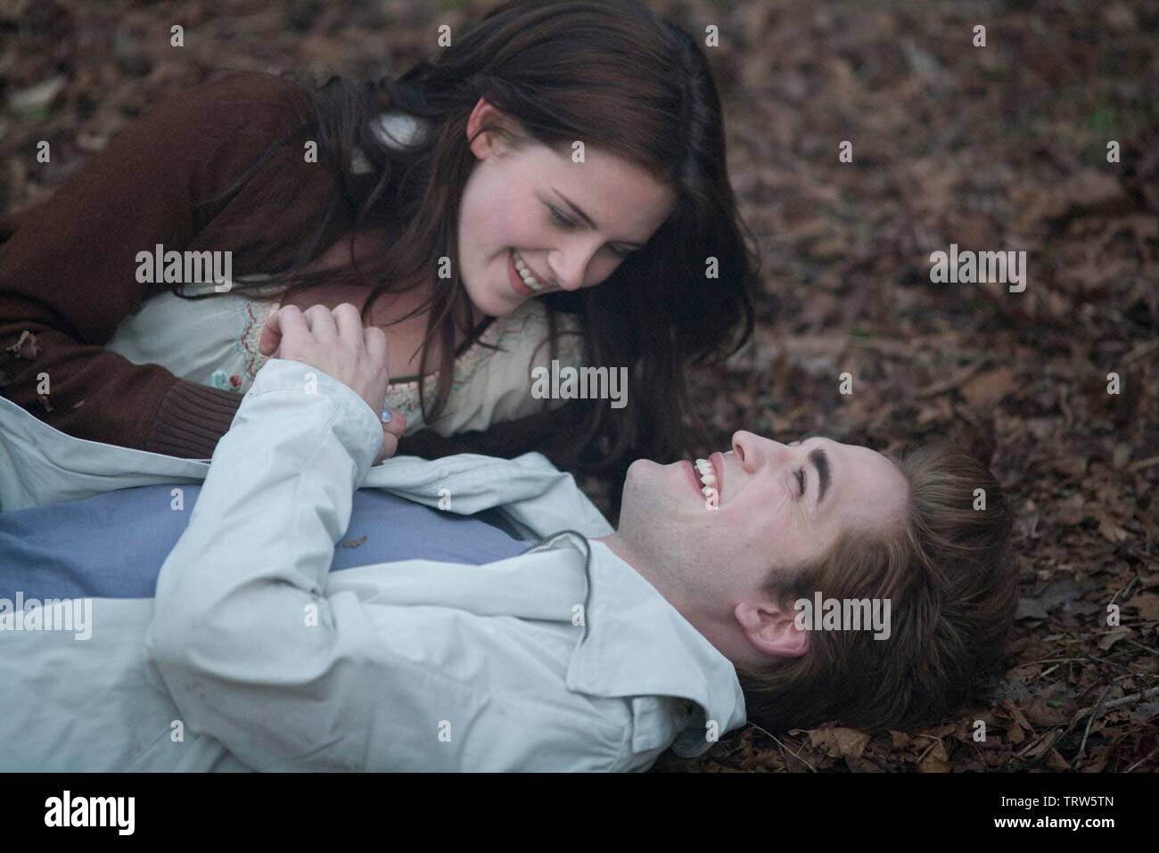 ROBERT PATTINSON and KRISTEN STEWART in TWILIGHT (2008). Copyright: Editorial use only. No merchandising or book covers. This is a publicly distributed handout. Access rights only, no license of copyright provided. Only to be reproduced in conjunction with promotion of this film. Credit: IMPRINT ENTERTAINMENT/MAVERICK FILMS/SUMMIT ENTERTAINMENT/ / NEWCOMB, DEANA / Album Stock Photo