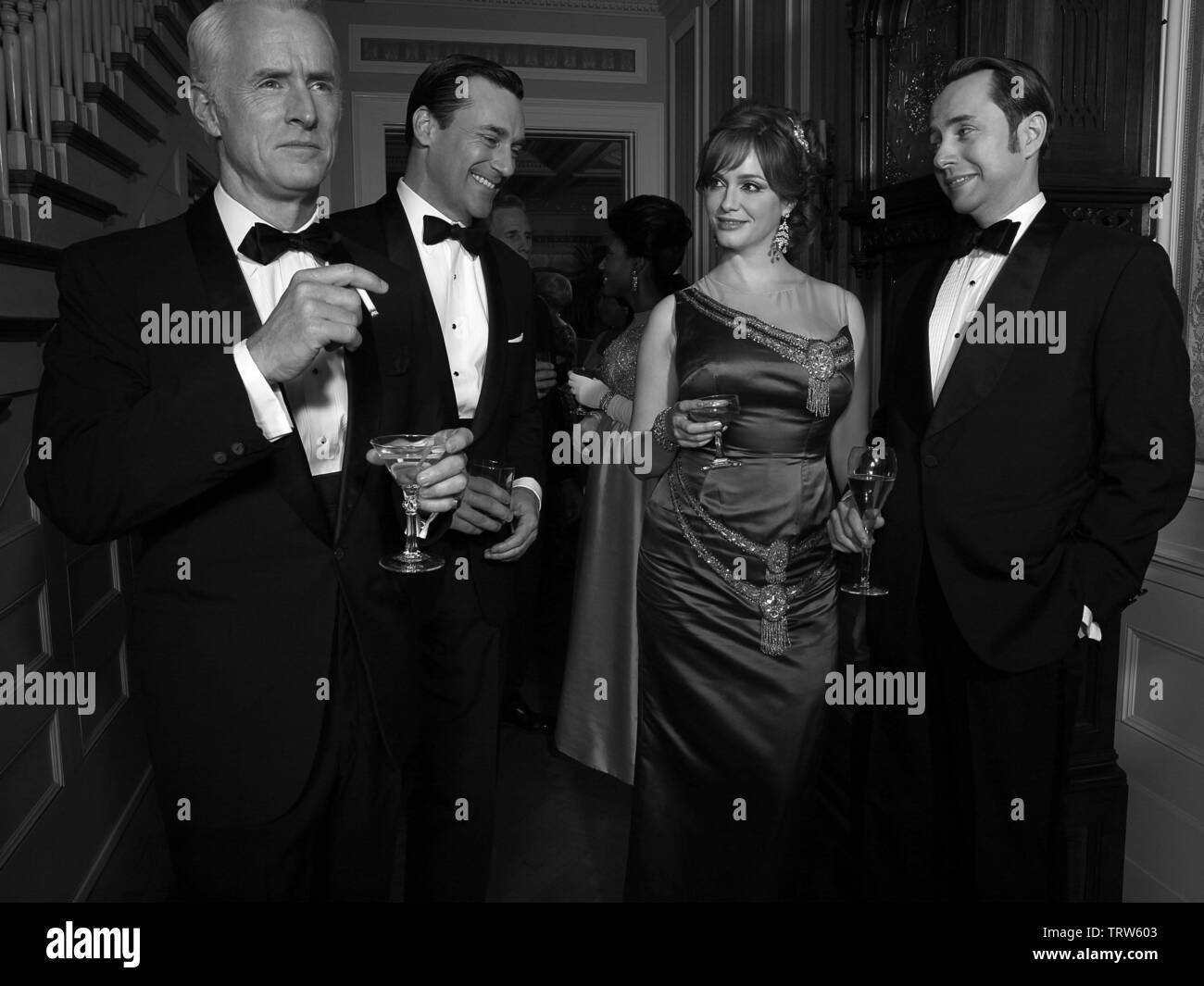 JOHN SLATTERY , VINCENT KARTHEISER , JON HAMM and CHRISTINA HENDRICKS in MAD MEN (2007). Copyright: Editorial use only. No merchandising or book covers. This is a publicly distributed handout. Access rights only, no license of copyright provided. Only to be reproduced in conjunction with promotion of this film. Credit: AMERICAN MOVIE CLASSICS (AMC)/RADICAL MEDIA / Album Stock Photo