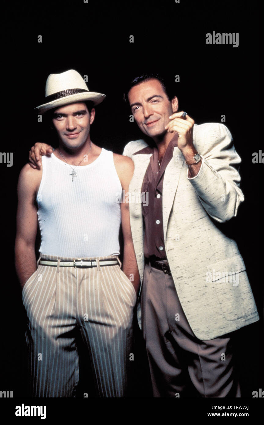 ARMAND ASSANTE and ANTONIO BANDERAS in THE MAMBO KINGS (1992). Copyright: Editorial use only. No merchandising or book covers. This is a publicly distributed handout. Access rights only, no license of copyright provided. Only to be reproduced in conjunction with promotion of this film. Credit: WARNER BROS/CANAL PLUS/REGENCY/ALCOR / Album Stock Photo
