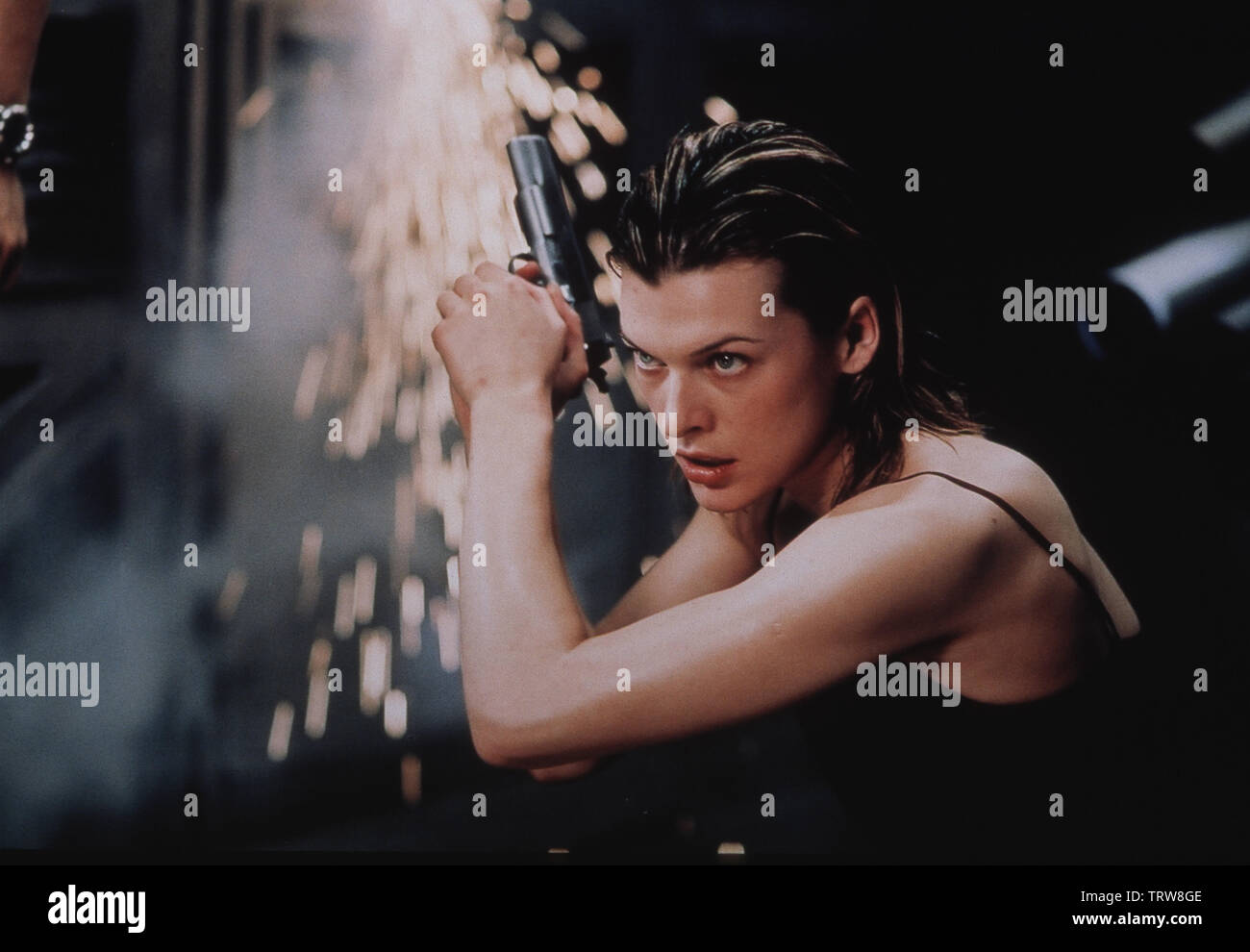 MILLA JOVOVICH in RESIDENT EVIL (2002). Copyright: Editorial use only. No merchandising or book covers. This is a publicly distributed handout. Access rights only, no license of copyright provided. Only to be reproduced in conjunction with promotion of this film. Credit: CONSTANTIN FILM / KONOW, ROLF / Album Stock Photo