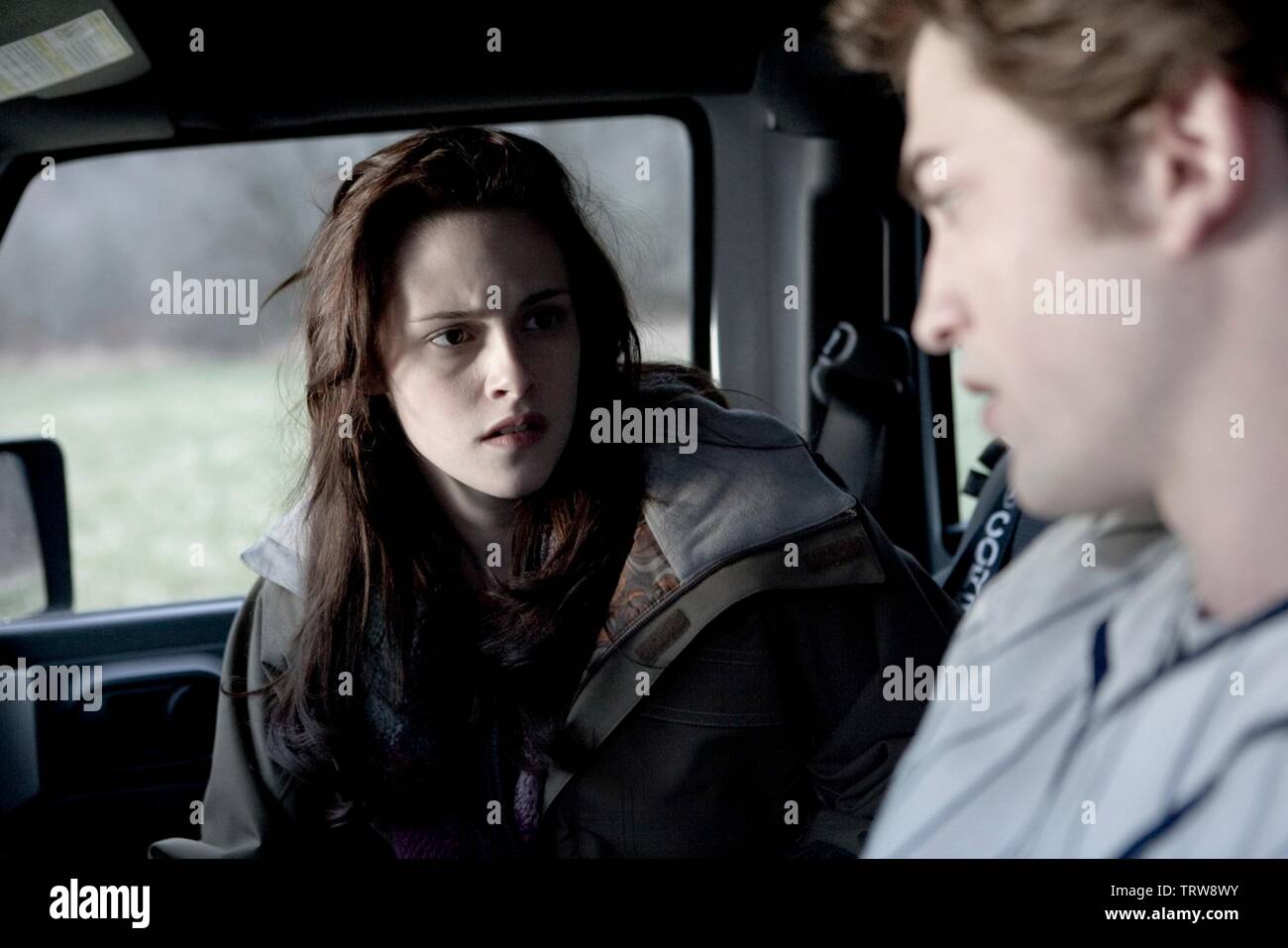ROBERT PATTINSON and KRISTEN STEWART in TWILIGHT (2008). Copyright: Editorial use only. No merchandising or book covers. This is a publicly distributed handout. Access rights only, no license of copyright provided. Only to be reproduced in conjunction with promotion of this film. Credit: IMPRINT ENTERTAINMENT/MAVERICK FILMS/SUMMIT ENTERTAINMENT/ / Album Stock Photo