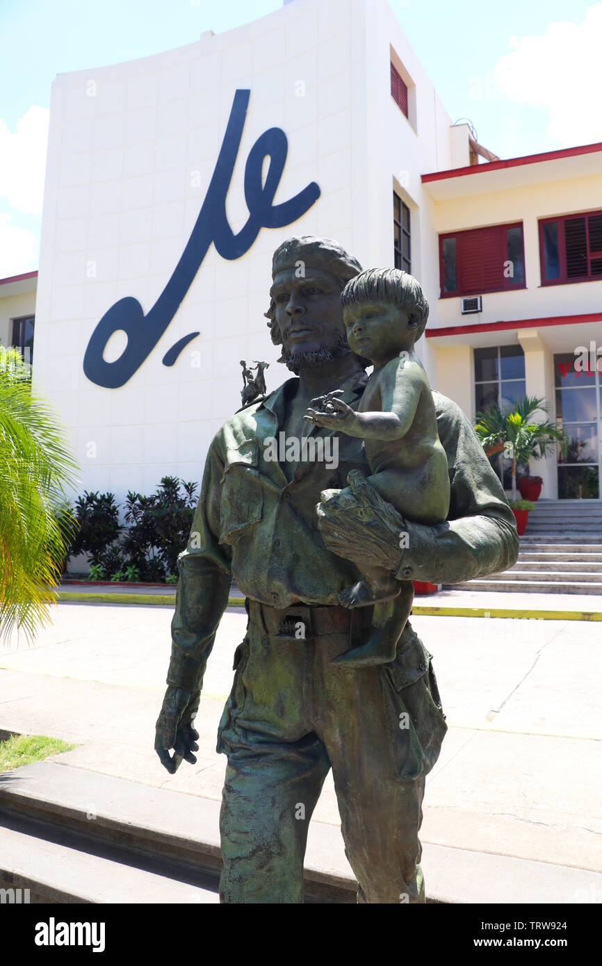 Statue of Che Guevara with child and the writing Che in the background in Santa Clara, Cuba Stock Photo