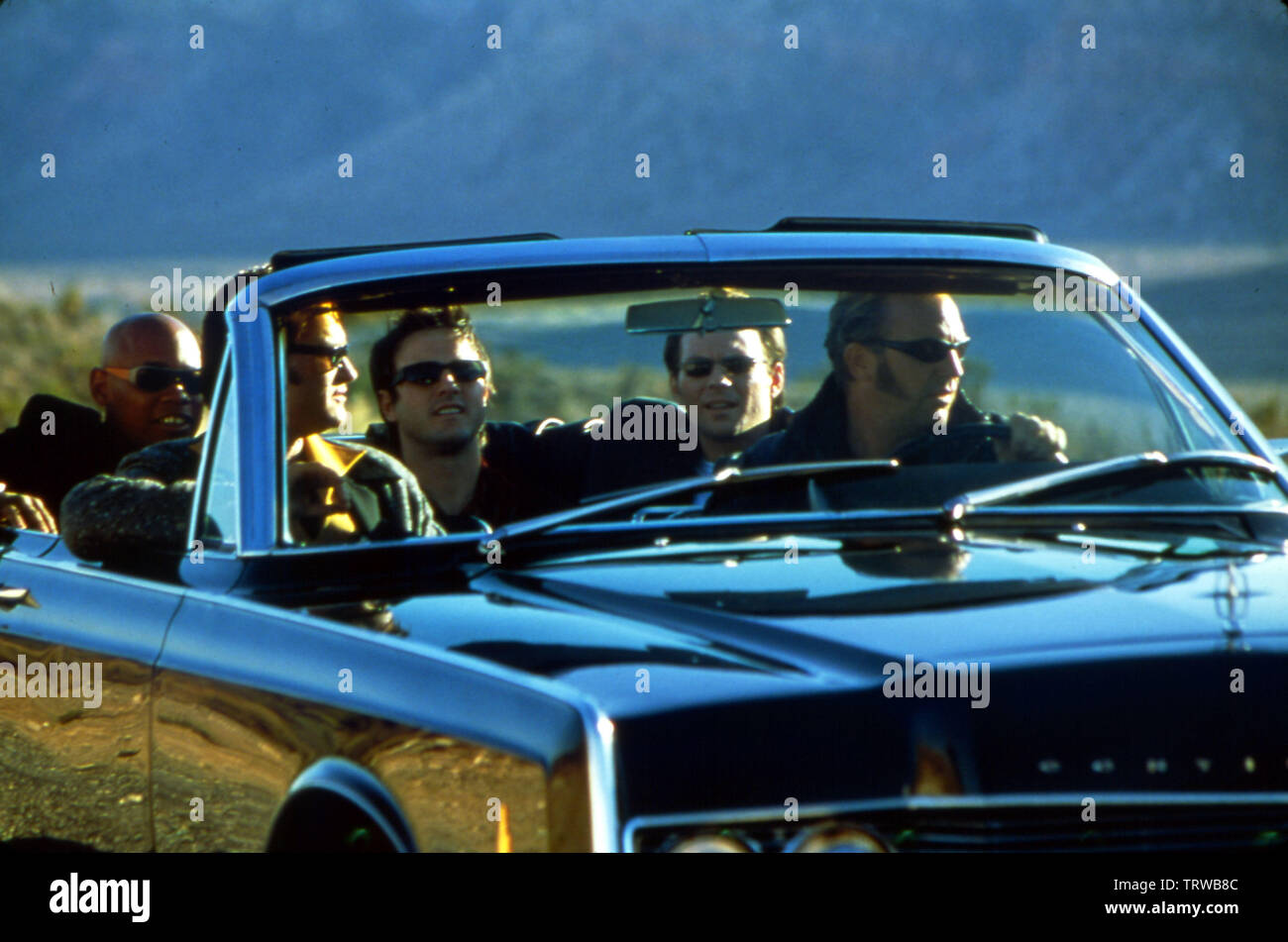 KURT RUSSELL , DAVID ARQUETTE , KEVIN COSTNER , CHRISTIAN SLATER and BOKEEM WOODBINE in 3000 MILES TO GRACELAND (2001). Copyright: Editorial use only. No merchandising or book covers. This is a publicly distributed handout. Access rights only, no license of copyright provided. Only to be reproduced in conjunction with promotion of this film. Credit: 3000MILES PROD/LIGHTONE ENT/FRANCHISE/MORGAN CREEK/WARNER / Album Stock Photo