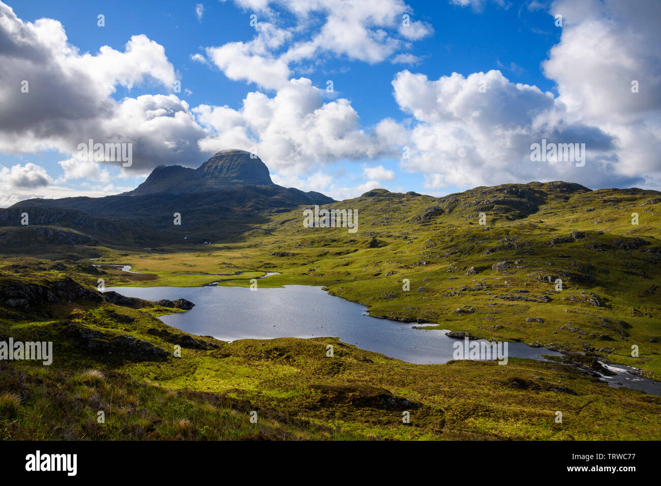 Suilven and Loch na h-Airigh Fraoich along the footpath from Glencanisp Lodge, Assynt, Sutherland, Highlands, Scotland Stock Photo