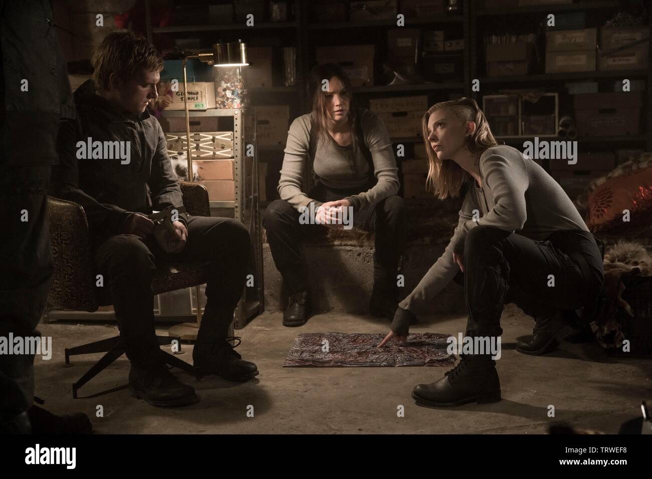 JOSH HUTCHERSON , NATALIE DORMER and JENNIFER LAWRENCE in THE HUNGER GAMES: MOCKINGJAY-PART 2 (2015). Copyright: Editorial use only. No merchandising or book covers. This is a publicly distributed handout. Access rights only, no license of copyright provided. Only to be reproduced in conjunction with promotion of this film. Credit: COLOR FORCE/LIONGATE/STUDIO BABELSBERG / CLOSE, MURRAY / Album Stock Photo