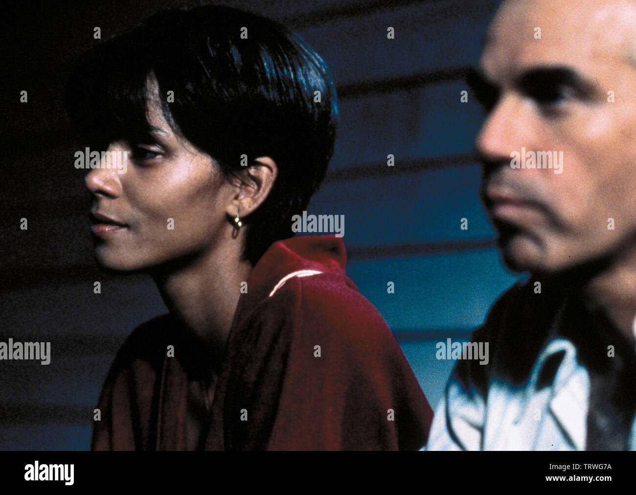BILLY BOB THORNTON and HALLE BERRY in MONSTER'S BALL (2001). Copyright: Editorial use only. No merchandising or book covers. This is a publicly distributed handout. Access rights only, no license of copyright provided. Only to be reproduced in conjunction with promotion of this film. Credit: LEE DANIELS ENTERTAINMENT/LIONS GATE FILMS / BULLIARD, JEANNE LOUISE / Album Stock Photo