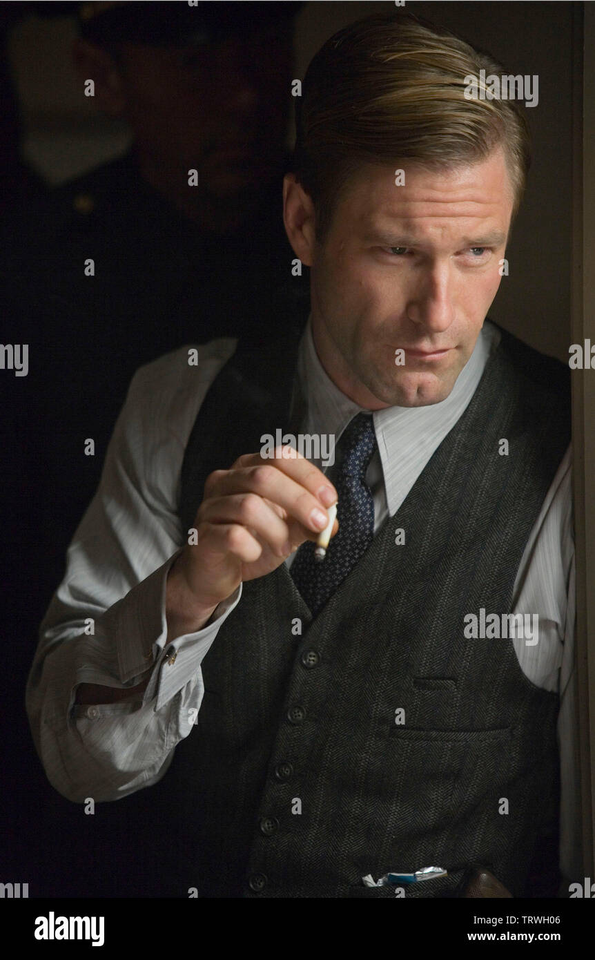 AARON ECKHART in THE BLACK DAHLIA (2006). Copyright: Editorial use only. No merchandising or book covers. This is a publicly distributed handout. Access rights only, no license of copyright provided. Only to be reproduced in conjunction with promotion of this film. Credit: UNIVERSAL PICTURES / KONOW, ROLF / Album Stock Photo