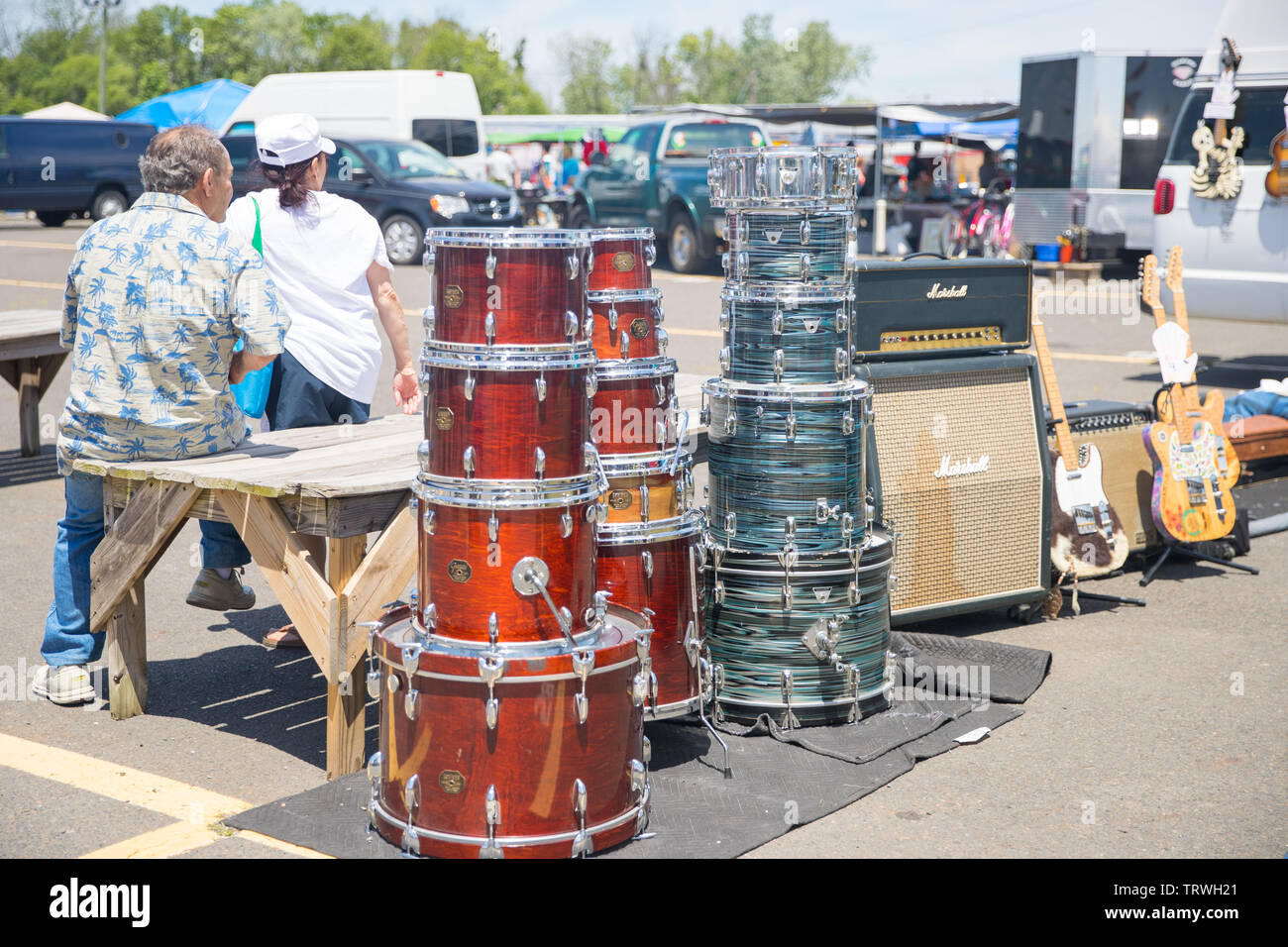 Selling musical instruments hi-res stock photography and images - Alamy