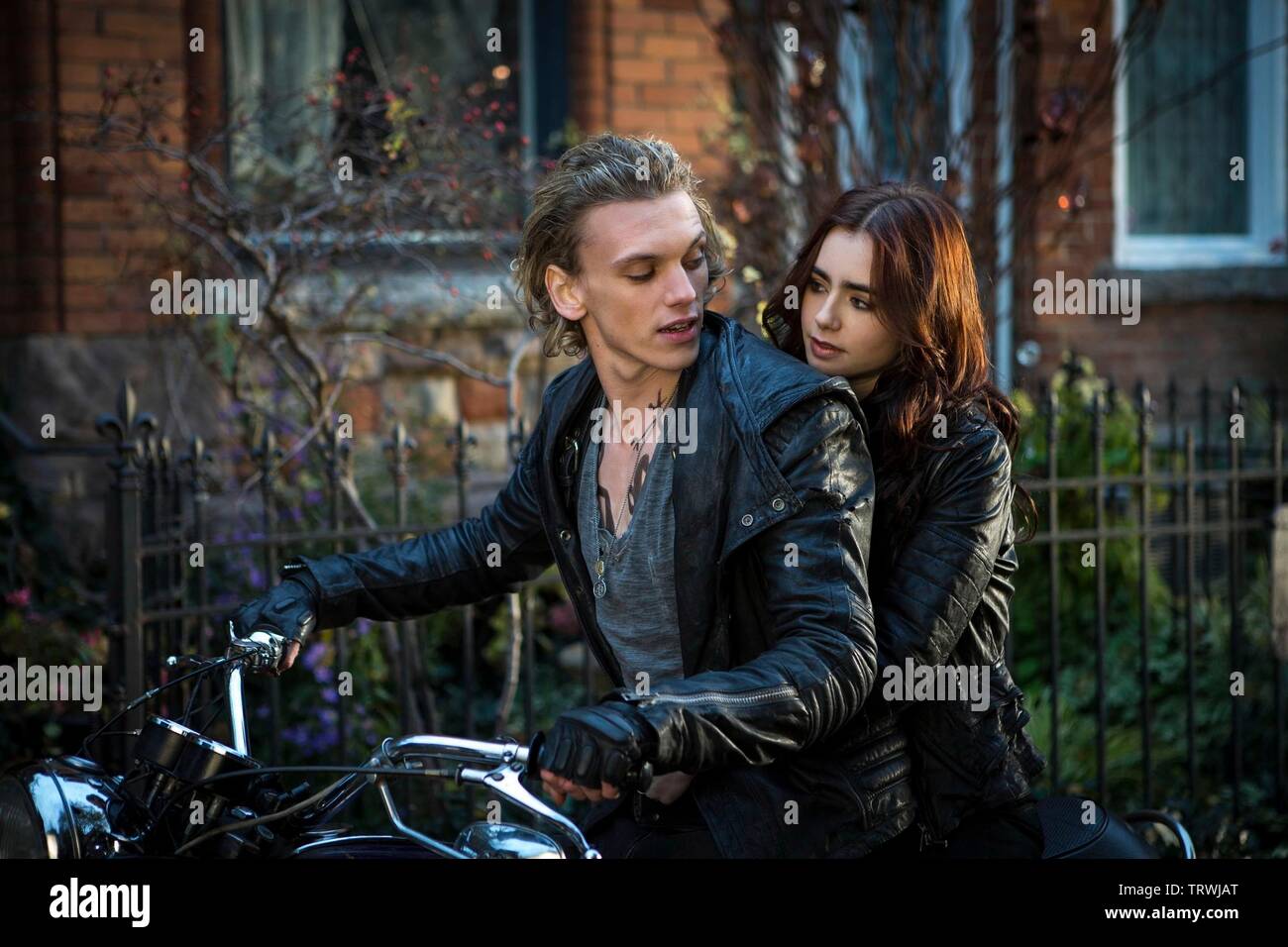 LILY COLLINS and JAMIE CAMPBELL BOWER in MORTAL INSTRUMENTS, THE: CITY OF  BONES (2013). Copyright: Editorial use only. No merchandising or book covers.  This is a publicly distributed handout. Access rights only,