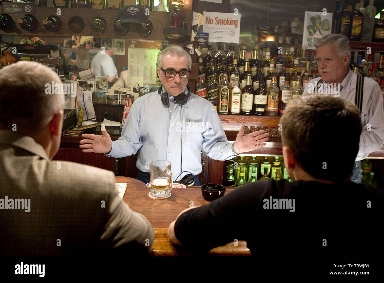MARTIN SCORSESE and LEONARDO DICAPRIO in THE DEPARTED (2006). Copyright: Editorial use only. No merchandising or book covers. This is a publicly distributed handout. Access rights only, no license of copyright provided. Only to be reproduced in conjunction with promotion of this film. Credit: WARNER BROS PICTURES/VERTIGO ENTERTAINMENT/INITIAL ENTERTAIN / COOPER, ANDREW / Album Stock Photo