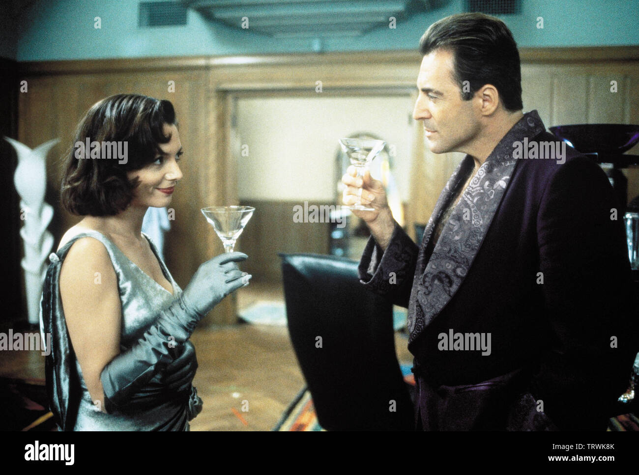 ARMAND ASSANTE and JOANNE WHALLEY-KILMER in TRIAL BY JURY (1994). Copyright: Editorial use only. No merchandising or book covers. This is a publicly distributed handout. Access rights only, no license of copyright provided. Only to be reproduced in conjunction with promotion of this film. Credit: WARNER BROTHERS / HARVEY, GAIL / Album Stock Photo
