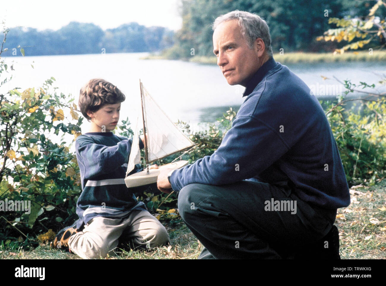 RICHARD DREYFUSS and BEN FAULKNER in SILENT FALL (1994). Copyright: Editorial use only. No merchandising or book covers. This is a publicly distributed handout. Access rights only, no license of copyright provided. Only to be reproduced in conjunction with promotion of this film. Credit: MORGAN CREEK/WARNER BROS / O'NEAL, JANE / Album Stock Photo