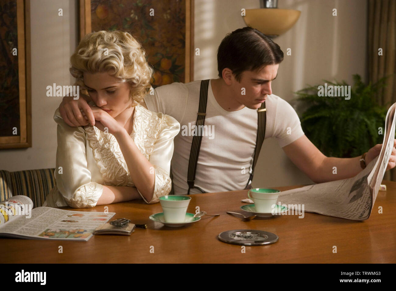 SCARLETT JOHANSSON and JOSH HARTNETT in THE BLACK DAHLIA (2006). Copyright: Editorial use only. No merchandising or book covers. This is a publicly distributed handout. Access rights only, no license of copyright provided. Only to be reproduced in conjunction with promotion of this film. Credit: UNIVERSAL PICTURES / KONOW, ROLF / Album Stock Photo