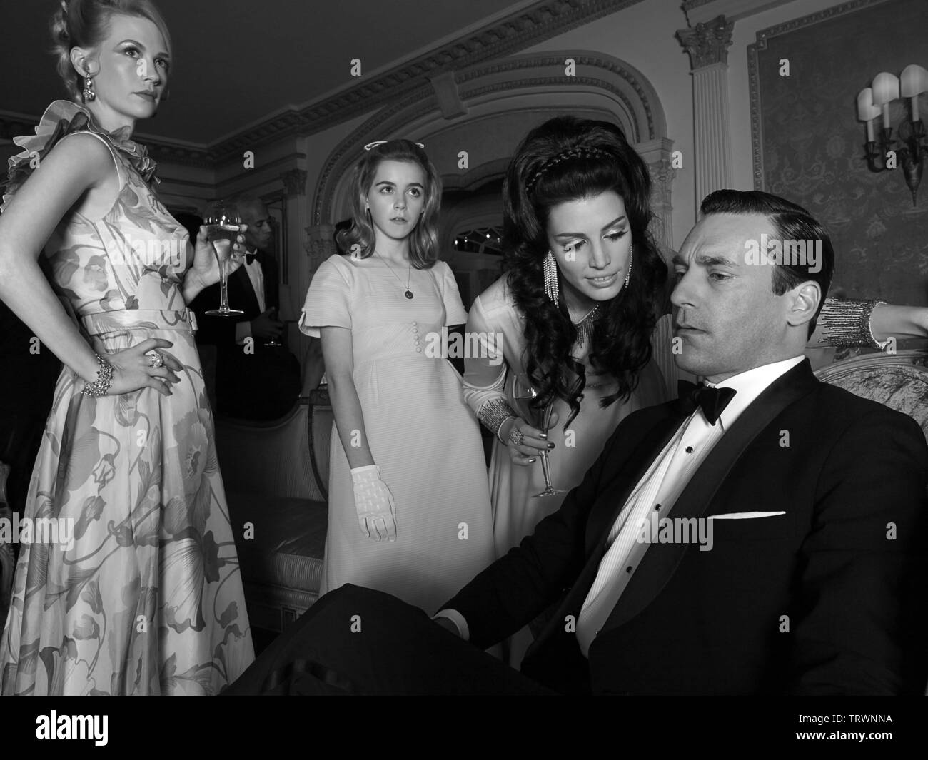 JANUARY JONES , JESSICA PARE , JON HAMM and KIERNAN SHIPKA in MAD MEN (2007). Copyright: Editorial use only. No merchandising or book covers. This is a publicly distributed handout. Access rights only, no license of copyright provided. Only to be reproduced in conjunction with promotion of this film. Credit: AMERICAN MOVIE CLASSICS (AMC)/RADICAL MEDIA / Album Stock Photo
