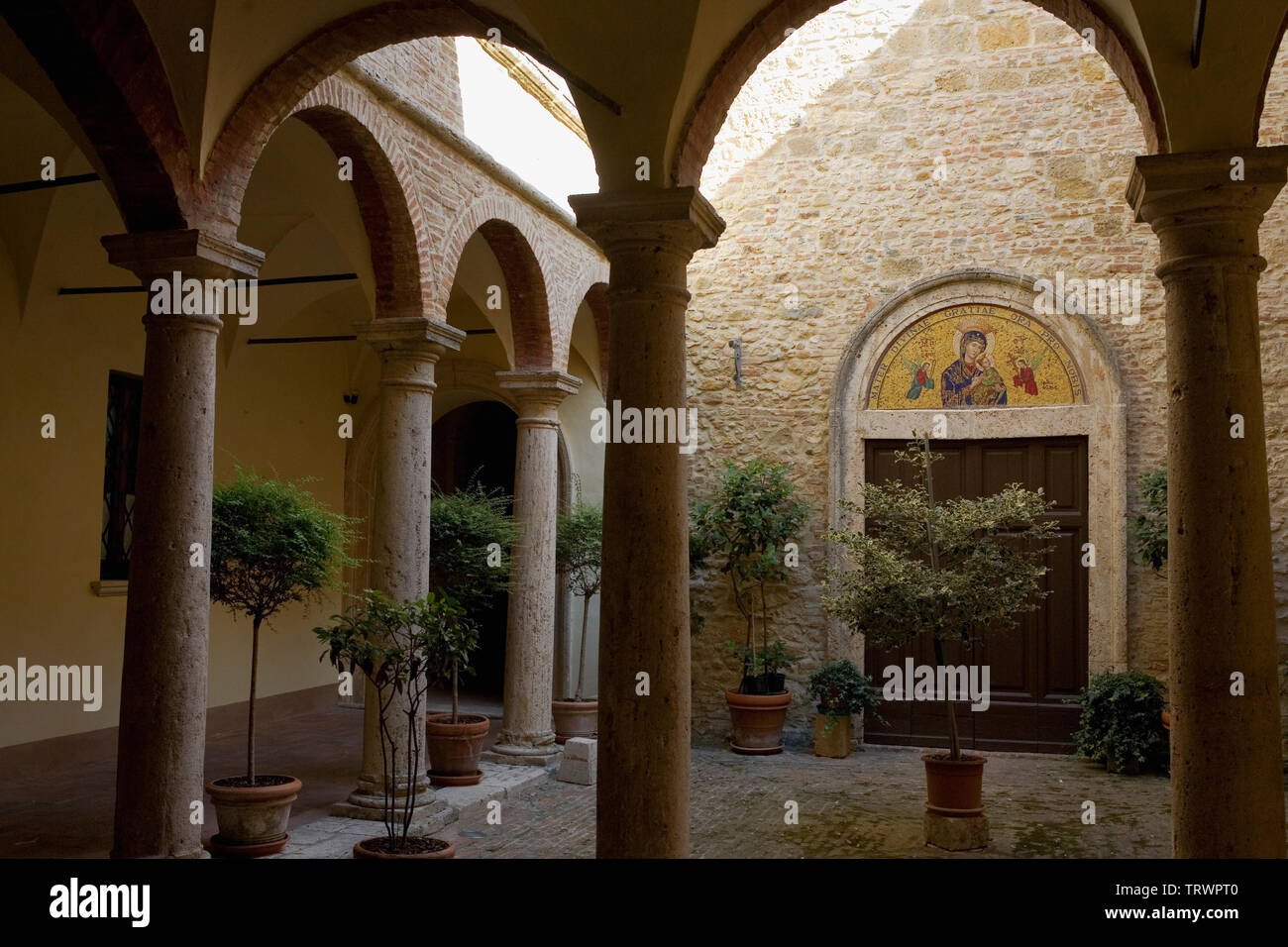 The arched inner courtyard of the Meublé il Riccio, Via Talosa, Montepulciano, Tuscany, Italy Stock Photo