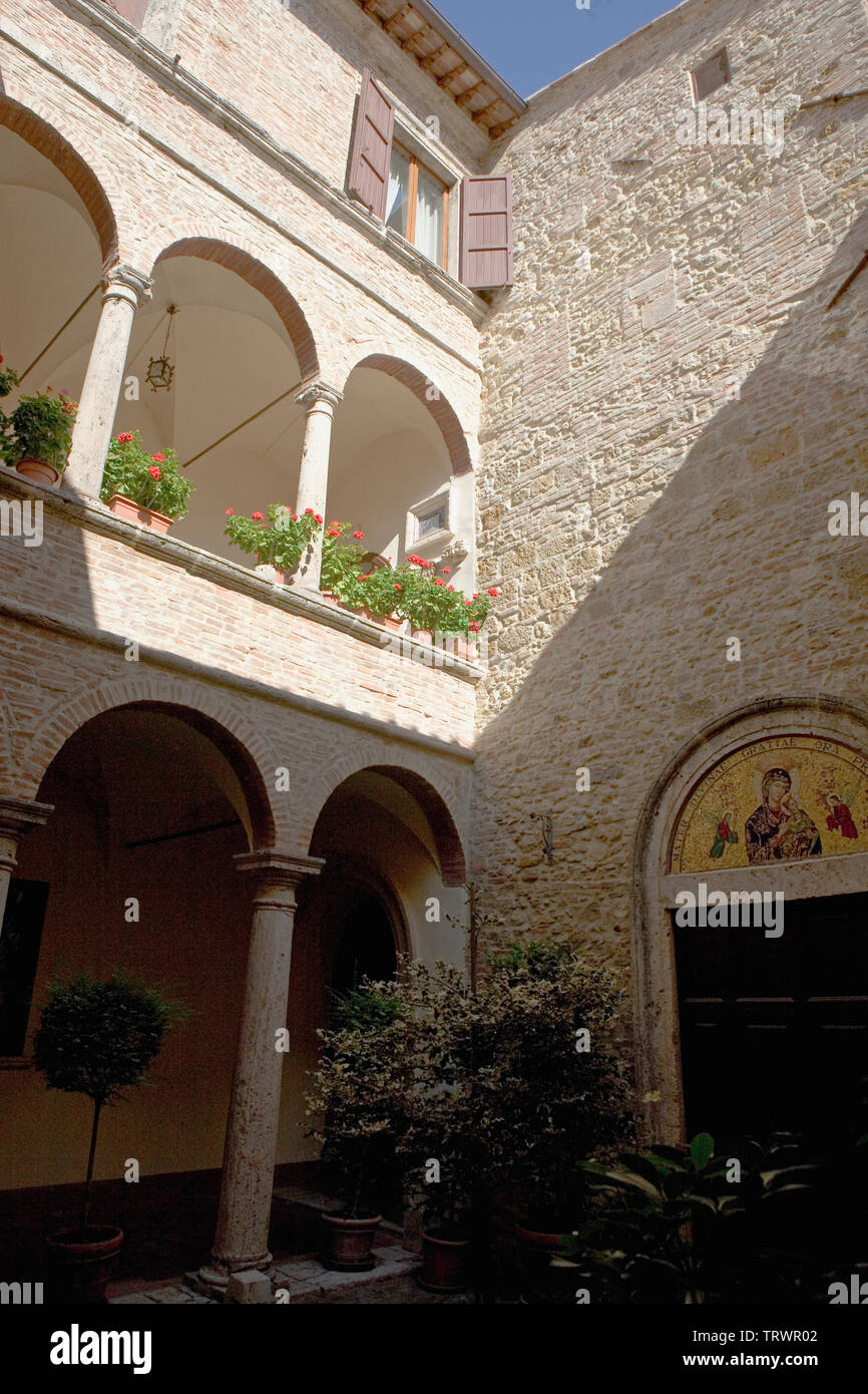 The arched inner courtyard of the Meublé il Riccio, Via Talosa, Montepulciano, Tuscany, Italy Stock Photo