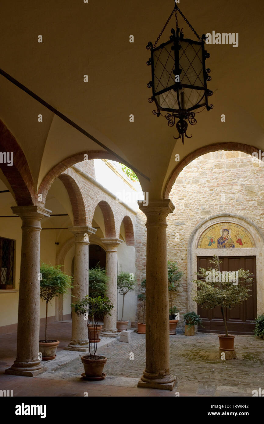 The arched inner courtyard of the Meublé il Riccio, Via Talosa, Montepulciano, Tuscany, Italy Stock Photo