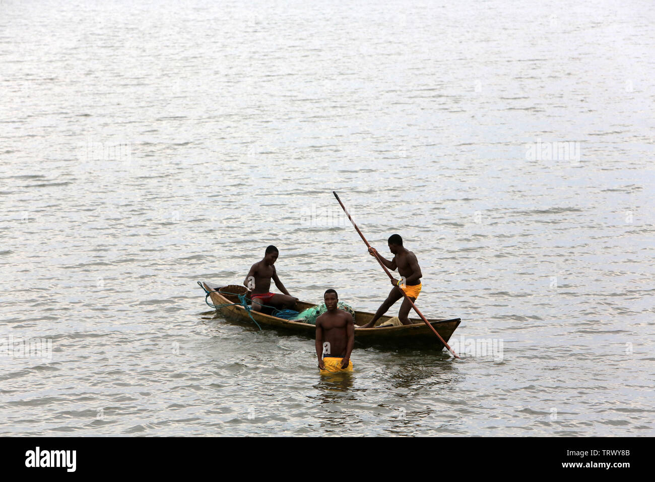 Pêcheurs sur le lac Togo. Togoville. Togo. Afrique de l'Ouest Stock Photo