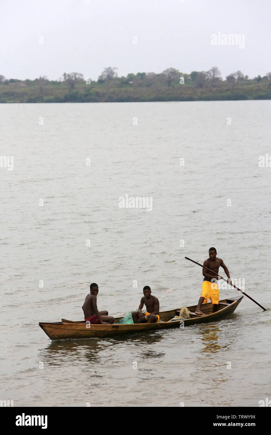 Pêcheurs sur le lac Togo. Togoville. Togo. Afrique de l'Ouest Stock Photo