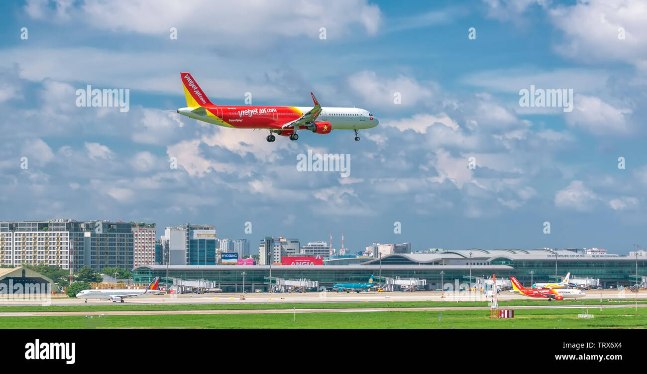 Passenger airplane Airbus A321 VietJet Air flying over urban areas prepare  landing at Tan Son Nhat International Airport, Ho Chi Minh City, Vietnam  Stock Photo - Alamy