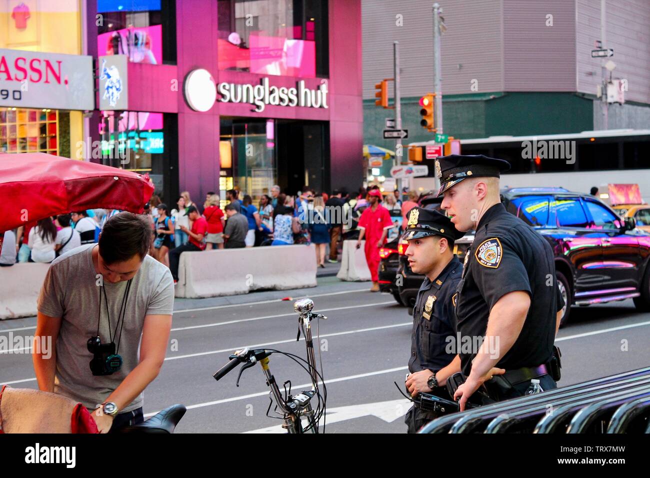 New York City Police Officers talking with a cyclist in Manhattan Stock Photo