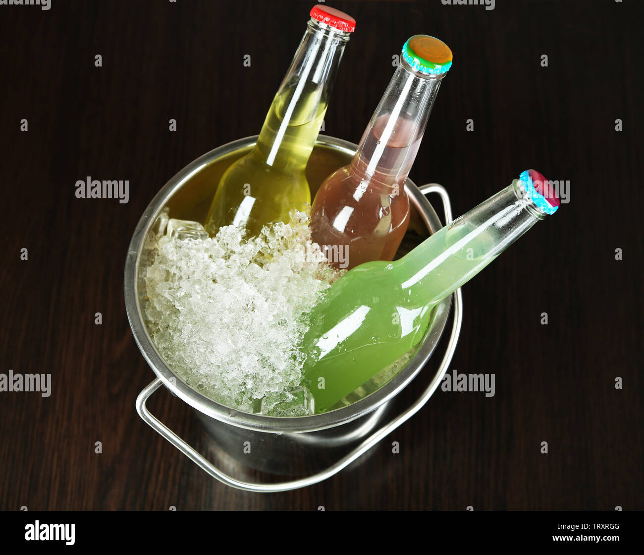Cool drinks in ice bucket hires stock photography and images Alamy
