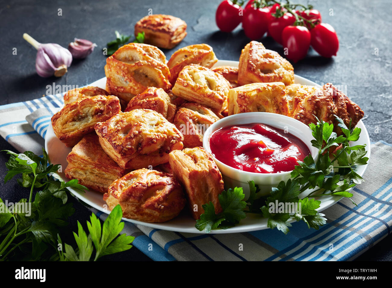 Puff pastry buns with minced chicken meat and mushrooms served with