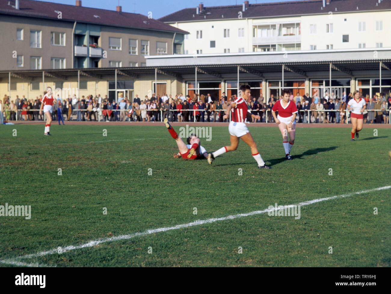 Spielszene zwischen der SG Oberschil aus Frankfurt-Niederrad und dem TV Wörrstadt am 17.10.1970 auf dem Platz des SC-Weiss-Blau in Frankfurt-Niederrad. Der Anstoß gab Schauspielerin Lilo Pulver. Die für ihr herzhaftes Lachen berühmte Schweizer Schauspielerin Lilo Pulver (u.a. 'Eins, Zwei, Drei'; Kohlhiesels Töchter') wurde am 11.10.1929 in Bern geboren. | usage worldwide Stock Photo