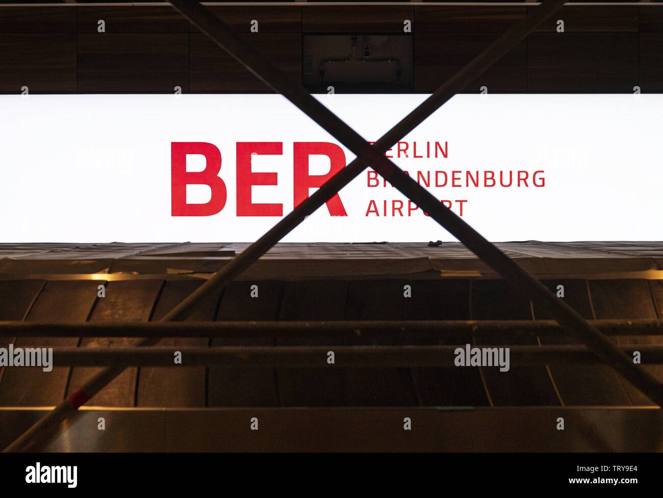 Airport ad site hi-res stock photography and images - Alamy