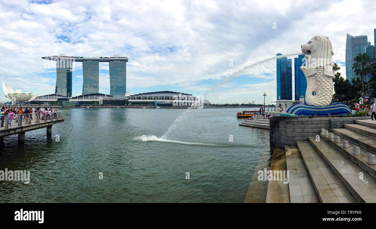 White merlion singapore hi-res stock photography and images - Alamy