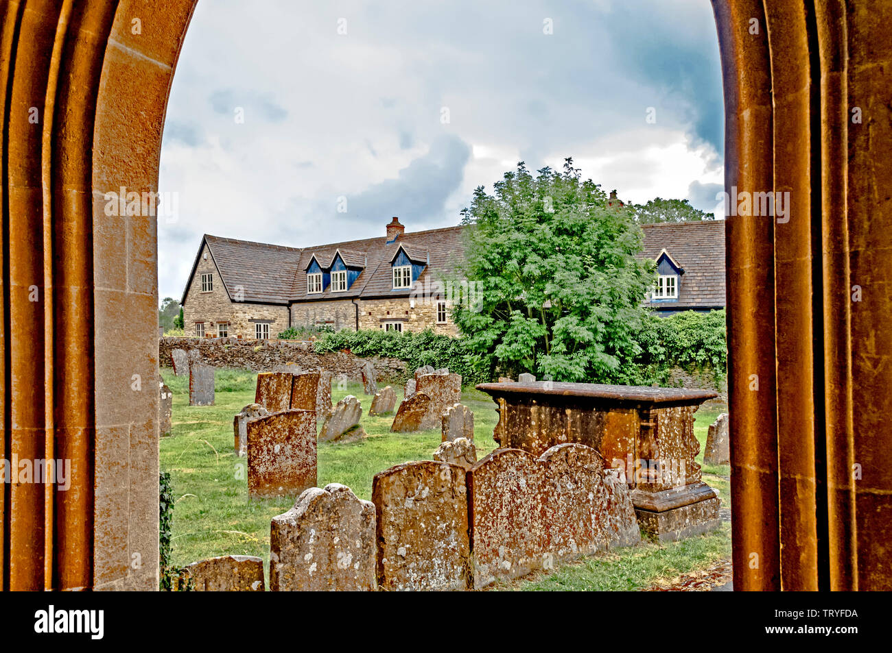 Bladon (Oxfordshire, England): Church and Churchyard. Restingplace of the Churchill-Family Stock Photo