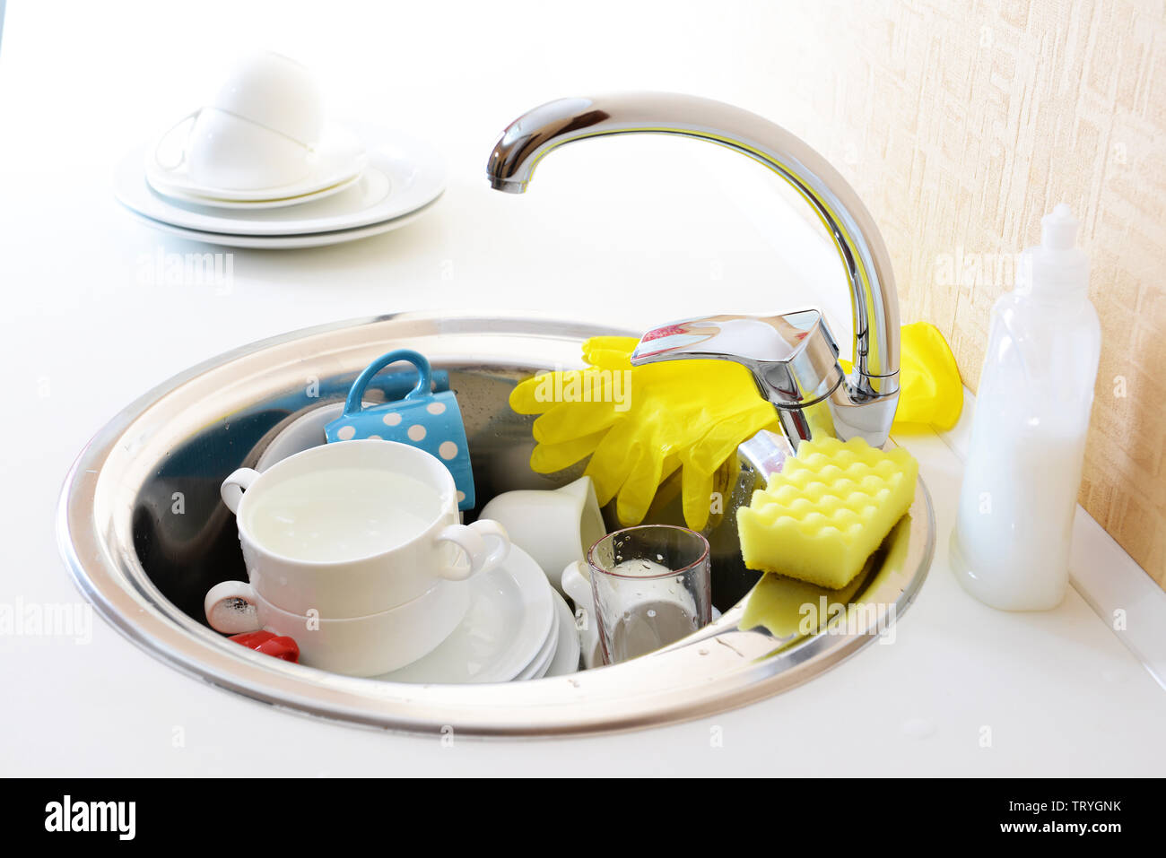 Soaking dirty dishes hi-res stock photography and images - Alamy