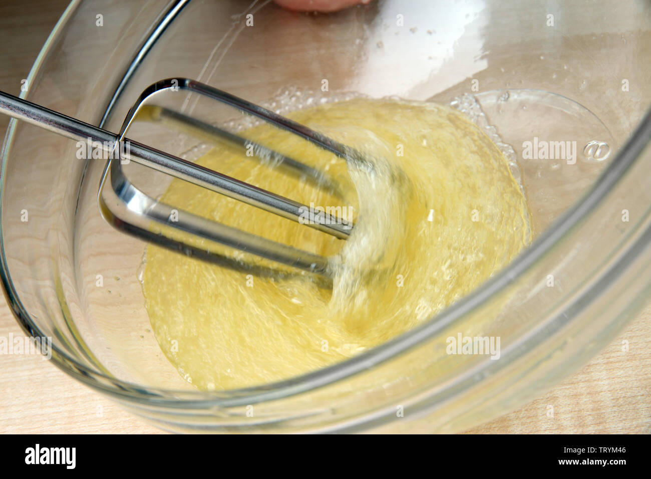 https://c8.alamy.com/comp/TRYM46/cooking-whipping-eggs-with-electric-whisk-in-bowl-close-up-TRYM46.jpg
