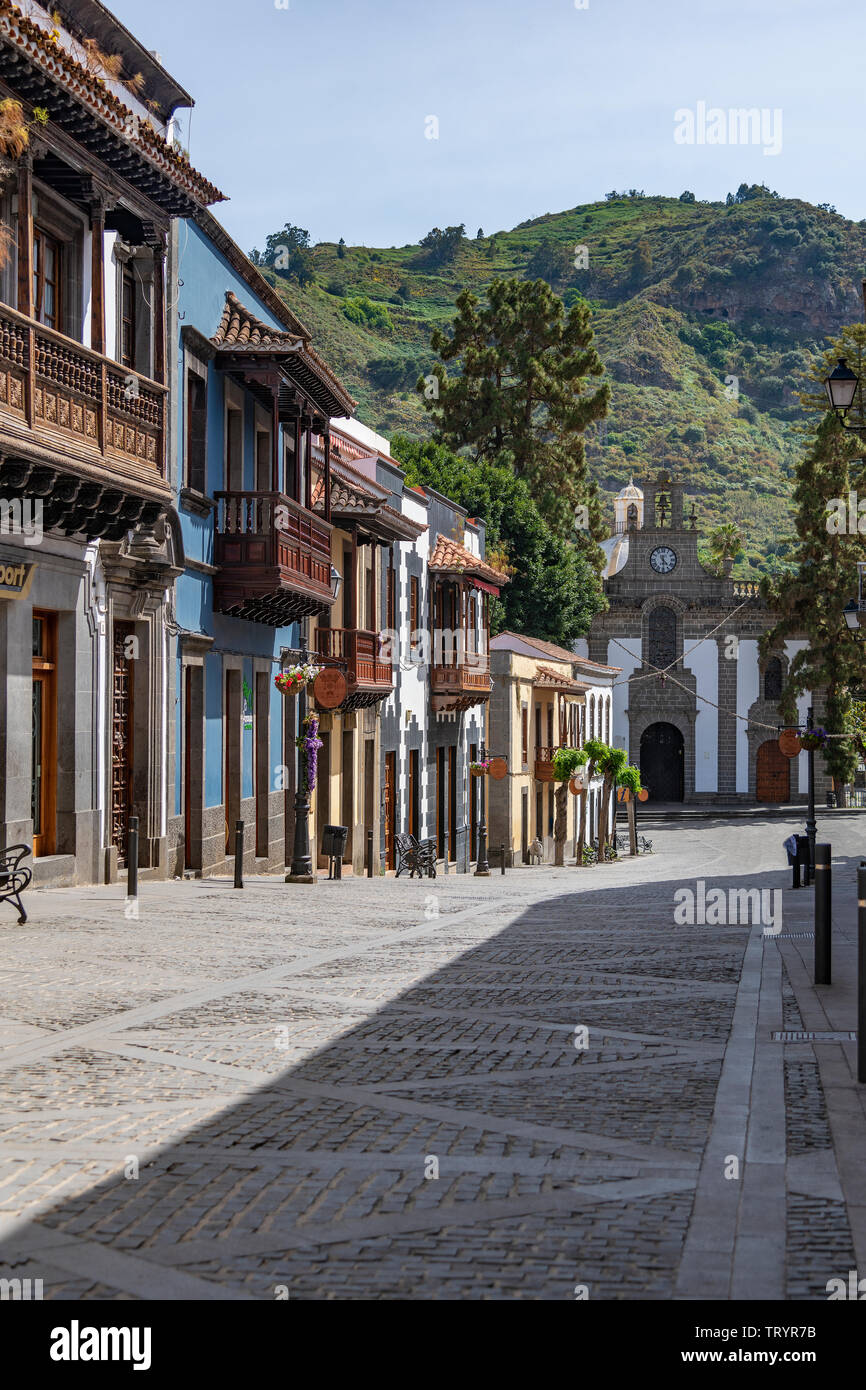 Eine Gasse mit alten Häusern und Holzbalkonen in Teror auf Gran Canaria Stock Photo