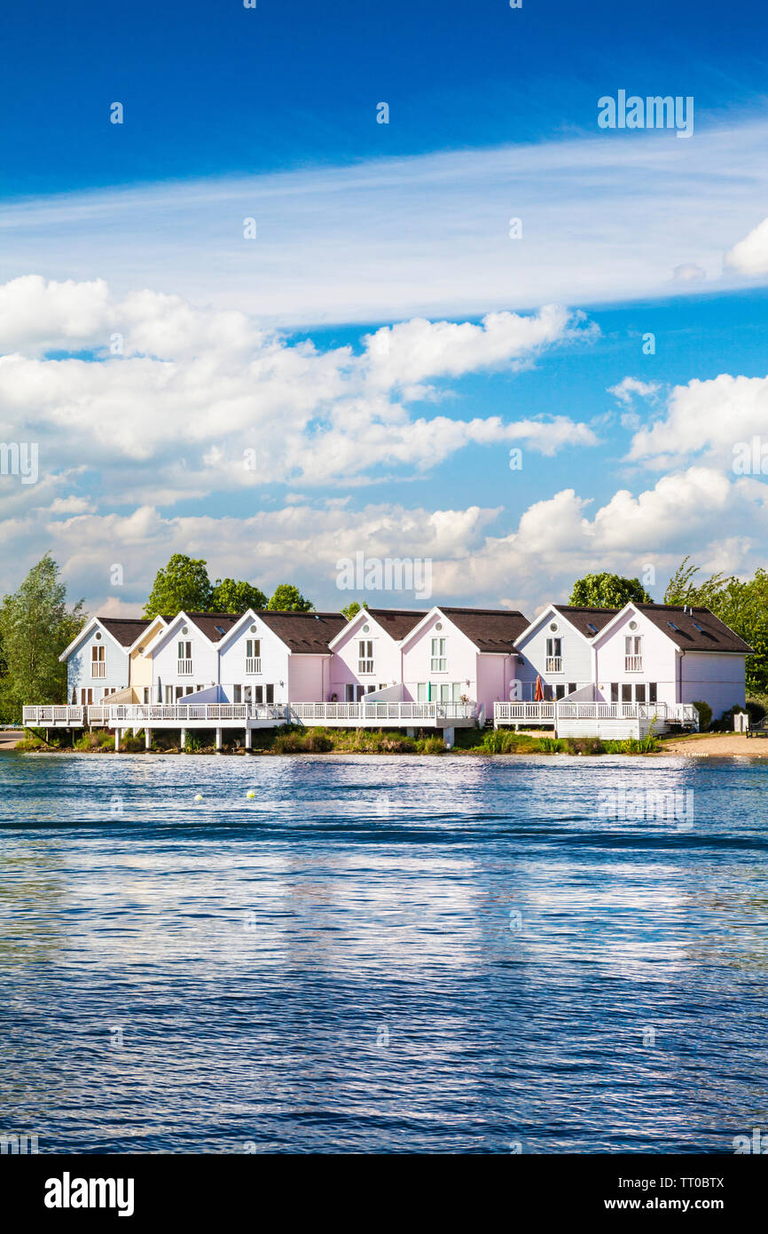 Luxury lakeside homes hires stock photography and images Alamy
