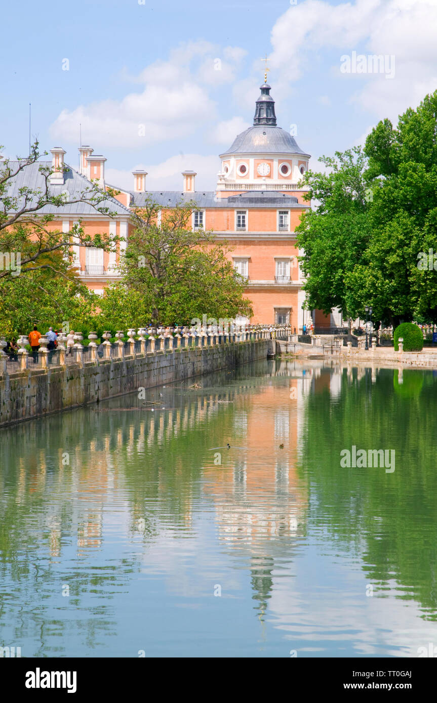 River Tajo and Royal Palace. Aranjuez, Madrid province, Spain Stock ...