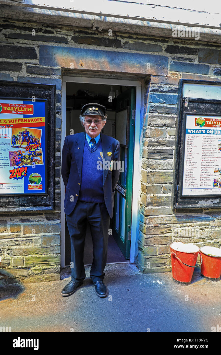 Noel Williams, the station master at Abergynolwyn Station on the Talyllyn Railway, which runs from Tywyn to Nant Gwernol, Gwynedd, Wales, UK Stock Photo
