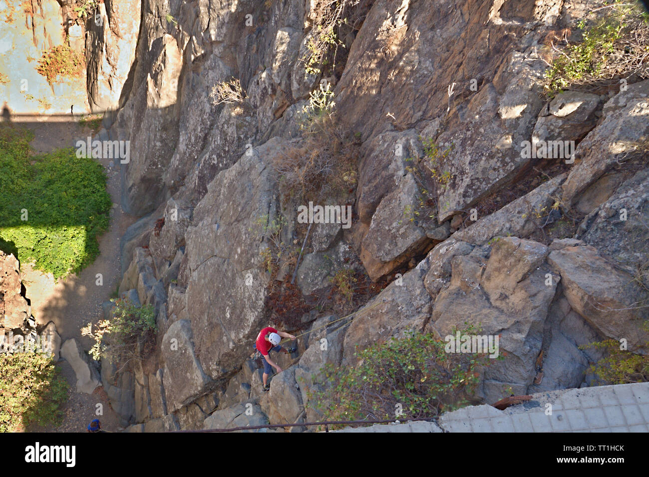 a steep wall climber on the descent can be seen from above, but unidentifiable. Entrance to the gorge, TF-28 Polegre entrada C. La Vera) (Arico-Teneri Stock Photo
