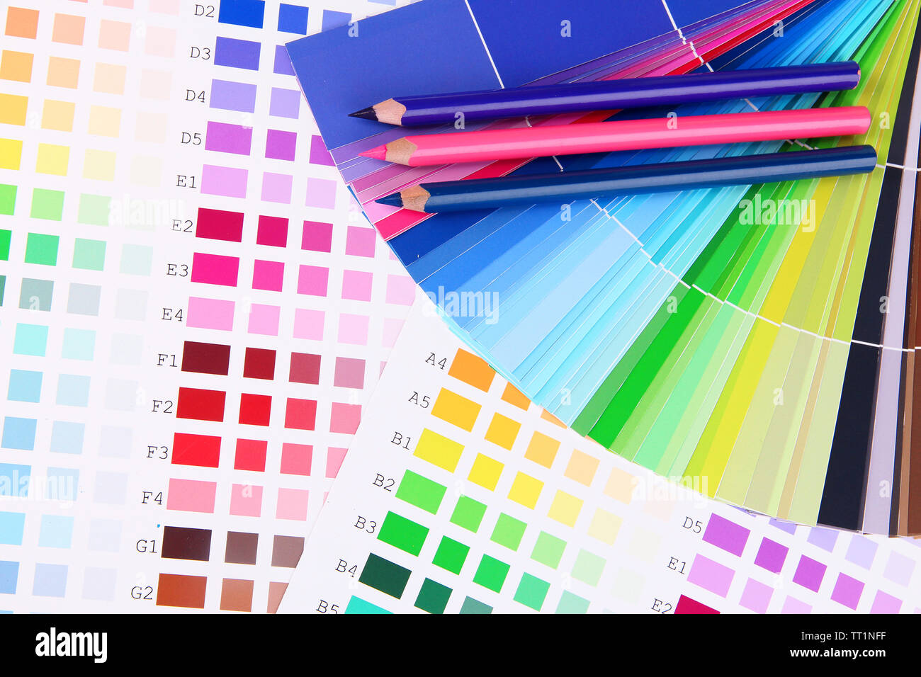 Different shades of blue pencils hi-res stock photography and images ...