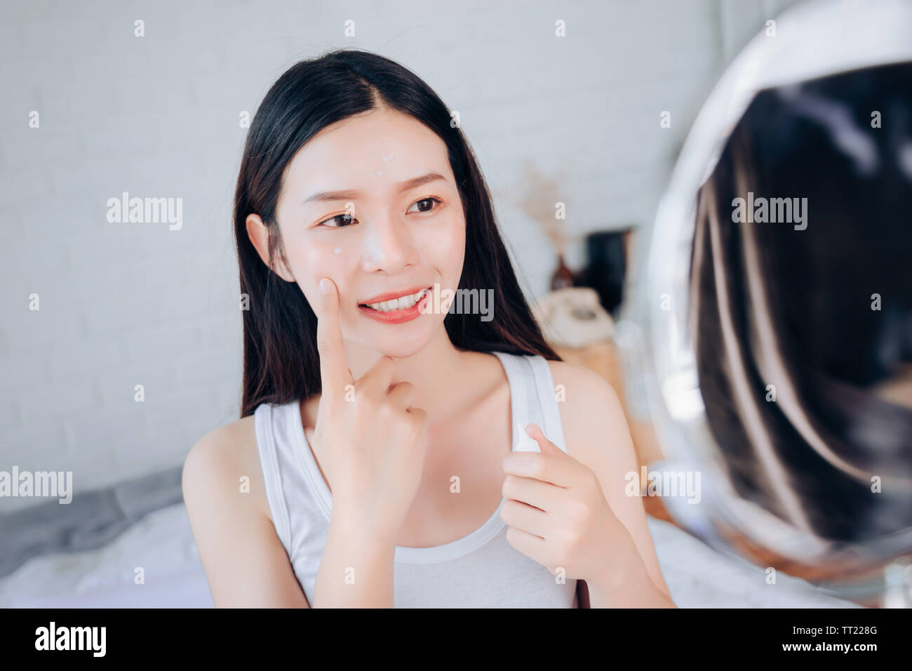 Face cleansing gel hires stock photography and images Alamy