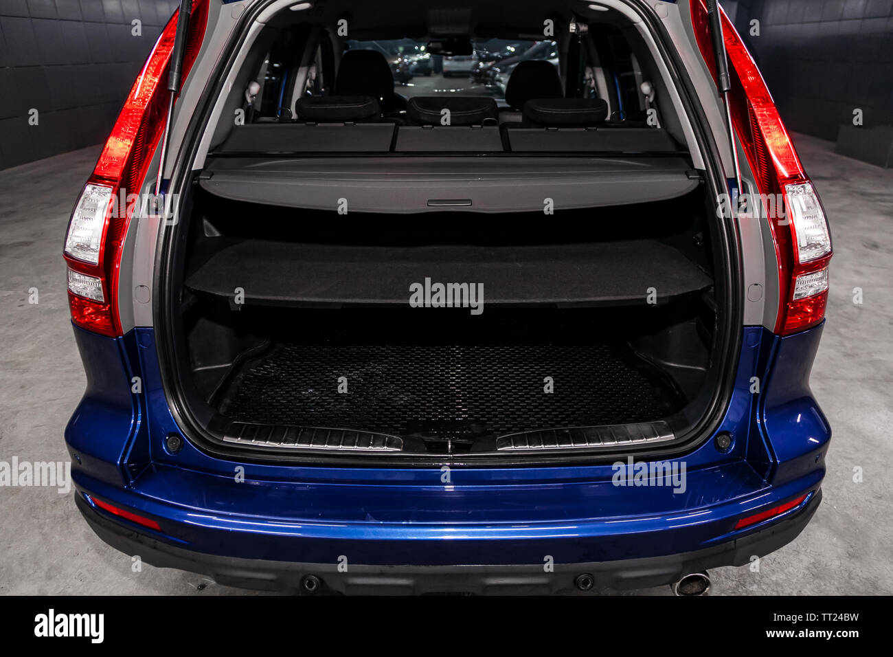 Open Trunk Suv Stock Photos & Open Trunk Suv Stock Images Alamy