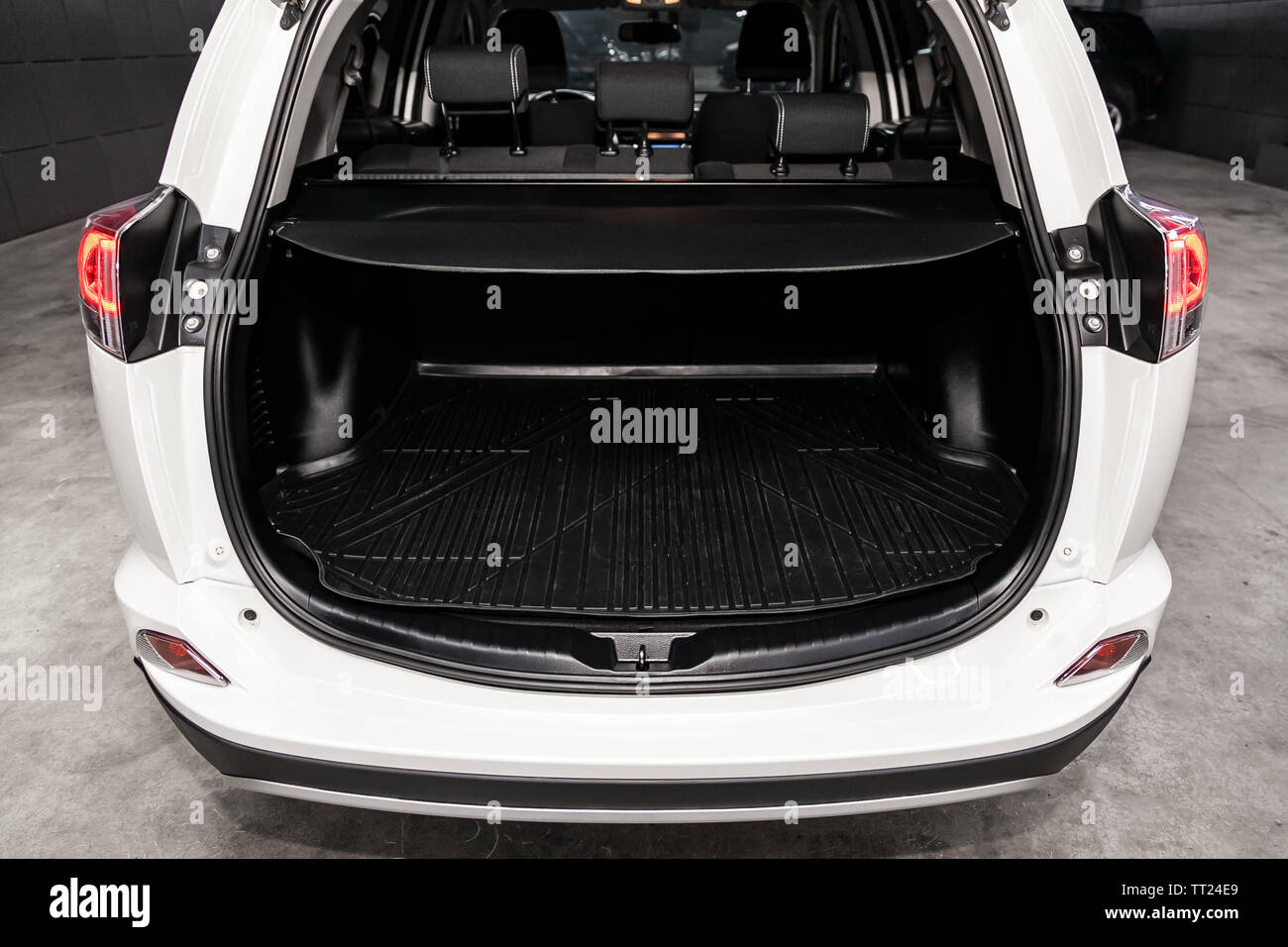 Open Trunk Suv Stock Photos & Open Trunk Suv Stock Images Alamy