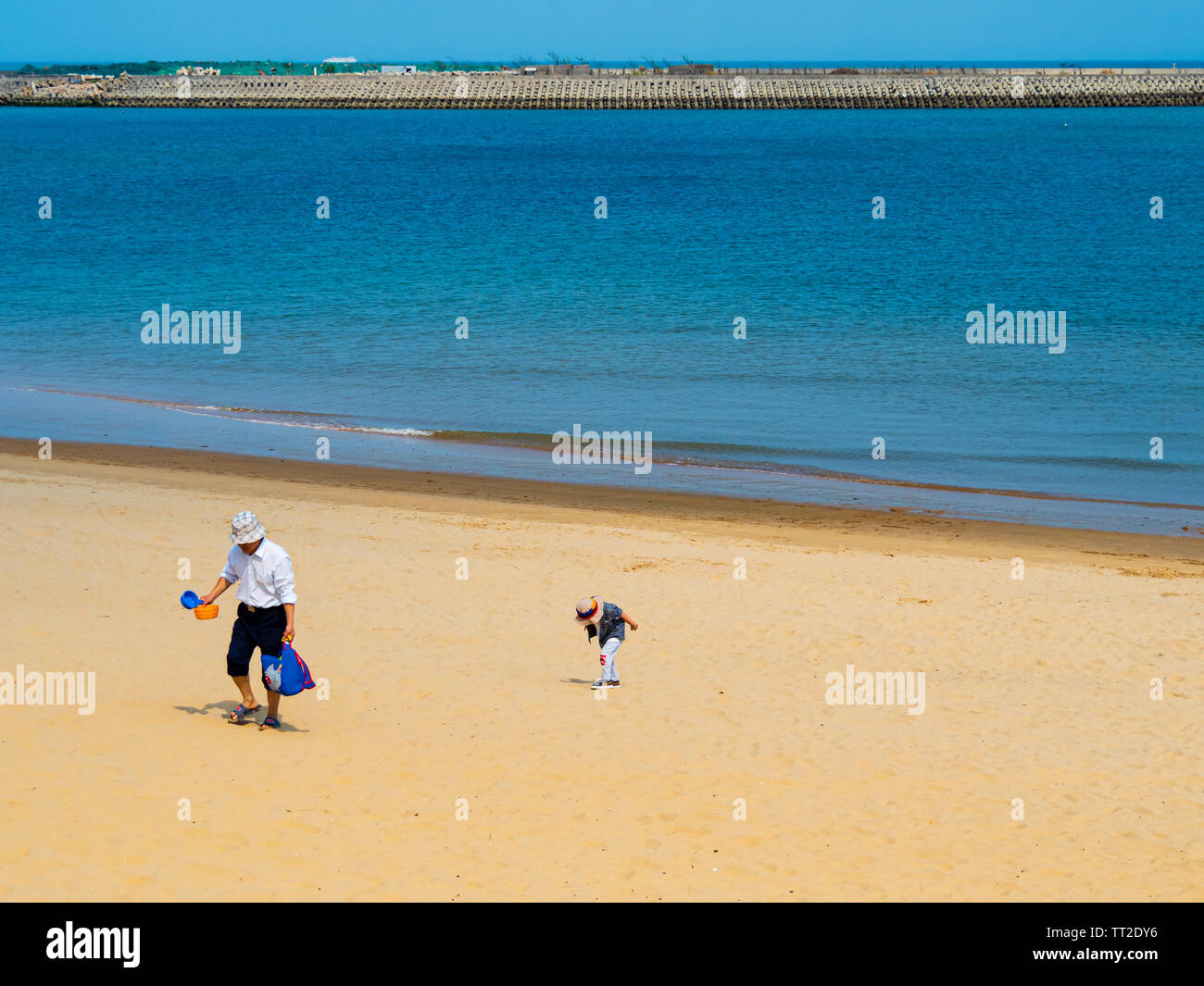 Asian family at the beach hi-res stock photography and images - Alamy