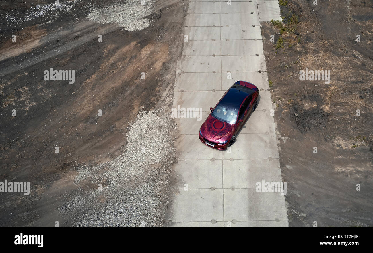 Car in the field hi-res stock photography and images - Alamy