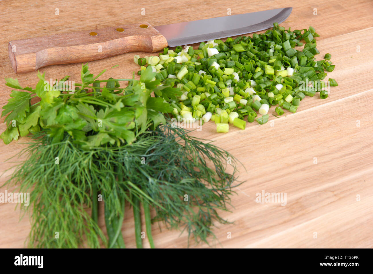 Chopped green onion with knife on cutting board Stock Photo - Alamy