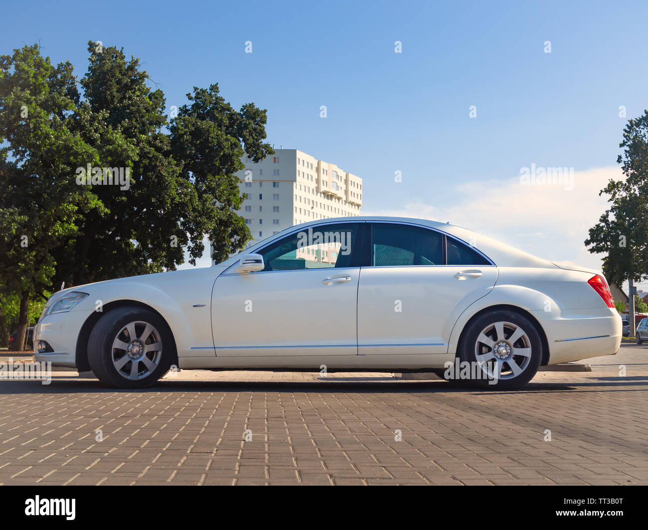 CHISINAU, MOLDOVA-JUNE 13, 2019: Fifth generation Mercedes-Benz S-Class (W221) at the city streets, side view Stock Photo