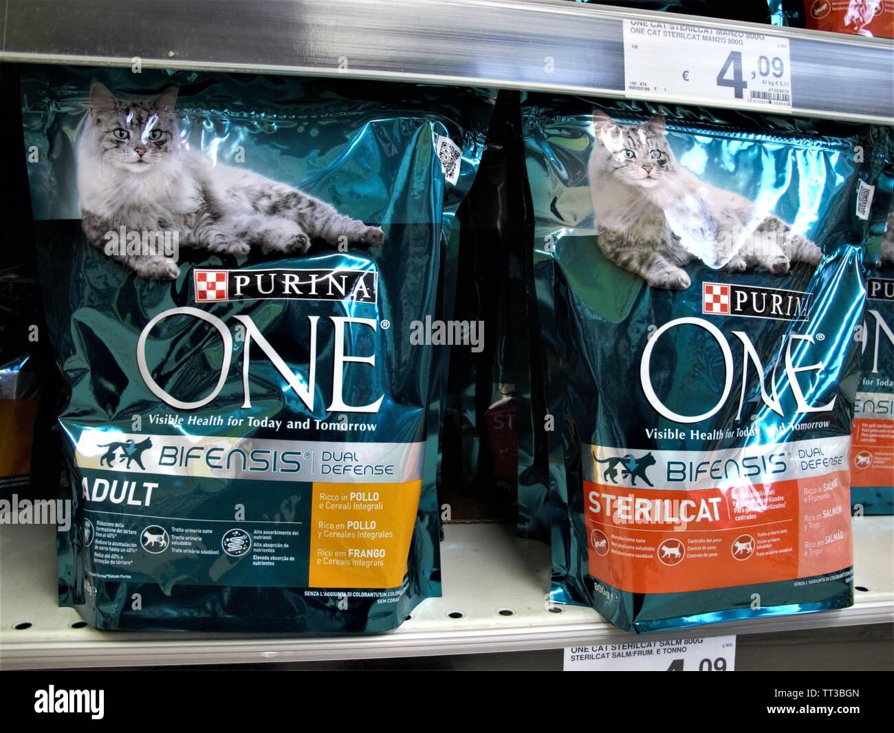 Purina cat food hi-res stock photography and images - Alamy