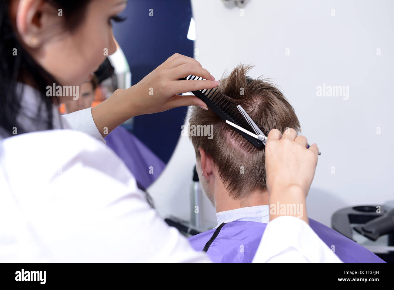 Young man in beauty salon Stock Photo - Alamy